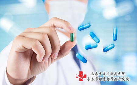 摄图网_500691006_医生手拿药物（企业商用）.jpg