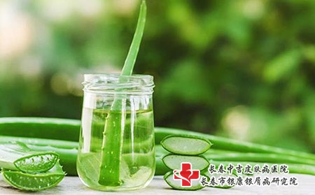 男性胳膊上长了白色银屑怎么办?