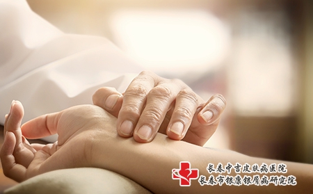 摄图网_401809302_中医把脉（企业商用）