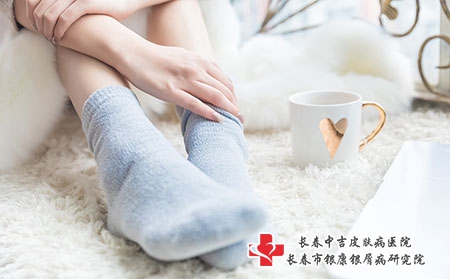 摄图网_501130603_美女居家脚部保暖（企业商用）