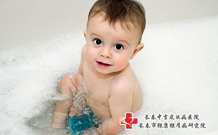 摄图网_501502145_正在洗澡的男婴（企业商用）遗传