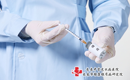 摄图网_501716692_护士打疫苗准备特写（企业商用）
