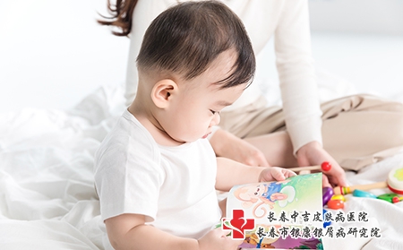摄图网_501154824_婴儿翻阅书籍（企业商用）遗传