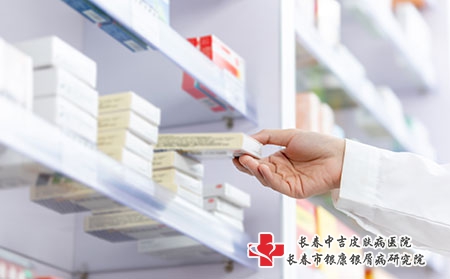 摄图网_501652675_药剂师手拿药（企业商用）药