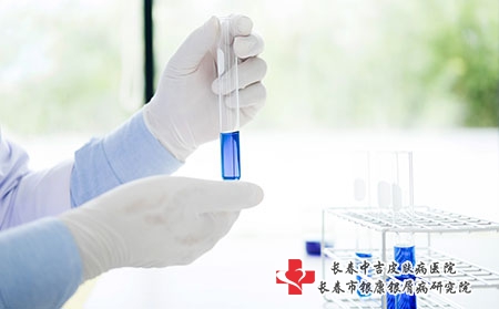 摄图网_302025774_在实验室工作的亚洲科学研究员持有测试管并使用化学制造进行液溶分析（企业商用）