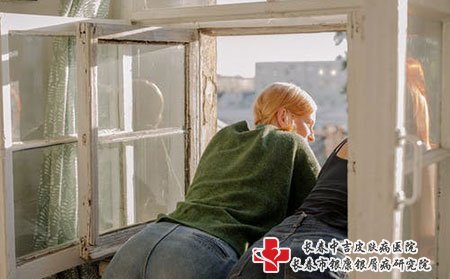 长春银康银屑病研究院教您告别银屑病式毁容