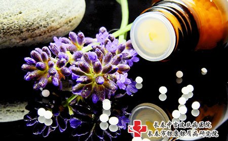 银屑病发病的原因，银屑病的症状